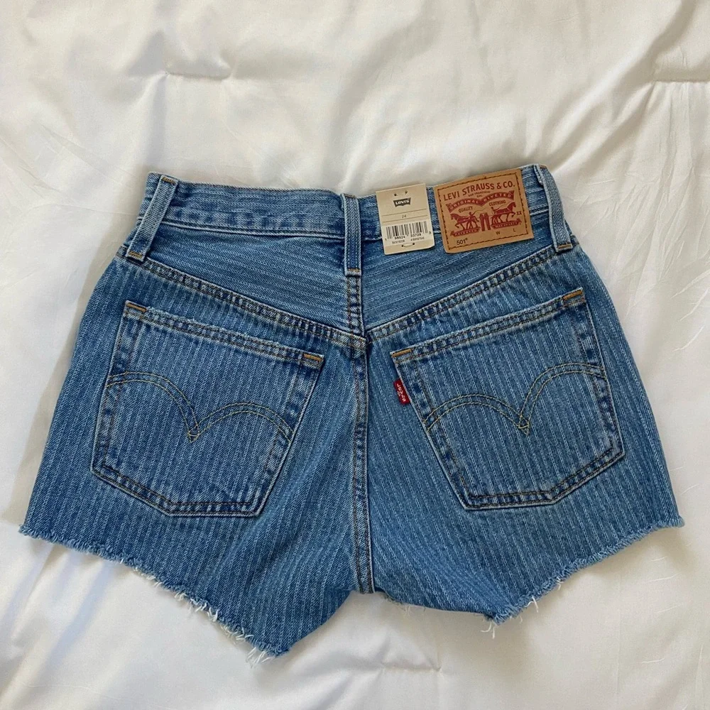 Levi’s 501 Jean Shorts - Picture 2 of 5